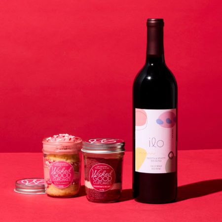 Valentine's Day Cupcake 2-Pack & Red Blend Gift Set | Hickory Farms