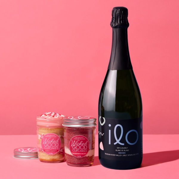 Date Night Cupcake 2-Pack & Sparkling Wine Gift Set | Hickory Farms